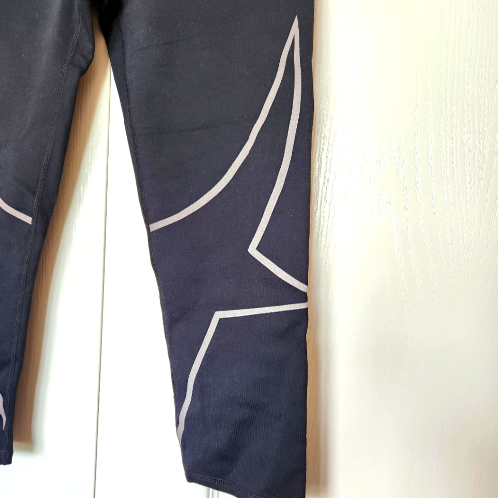 NWOT Fabletics Ingrid Capri Legging - Picture 4 of 7